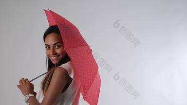 有吸引力的非洲模型摆姿势伞<strong>时尚杂志</strong>照片拍摄